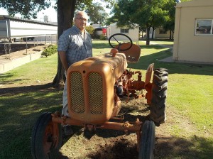 Junto a su tractor Fiat, que   se utilizó para sembrar las primeras hileras de soja