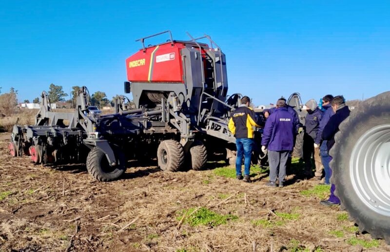Indecar inició demostraciones a campo con sus sembradoras y fertilizadoras