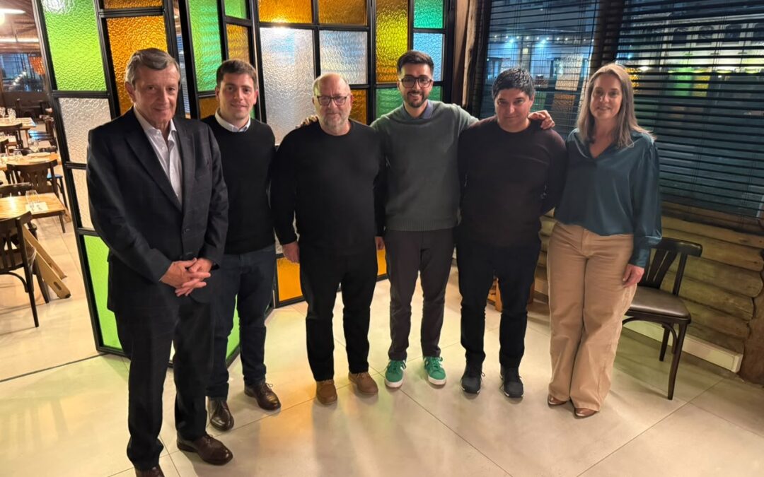 Cuatro generaciones sentadas a la mesa
